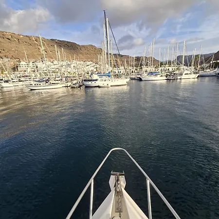 Botel Yate Malu V